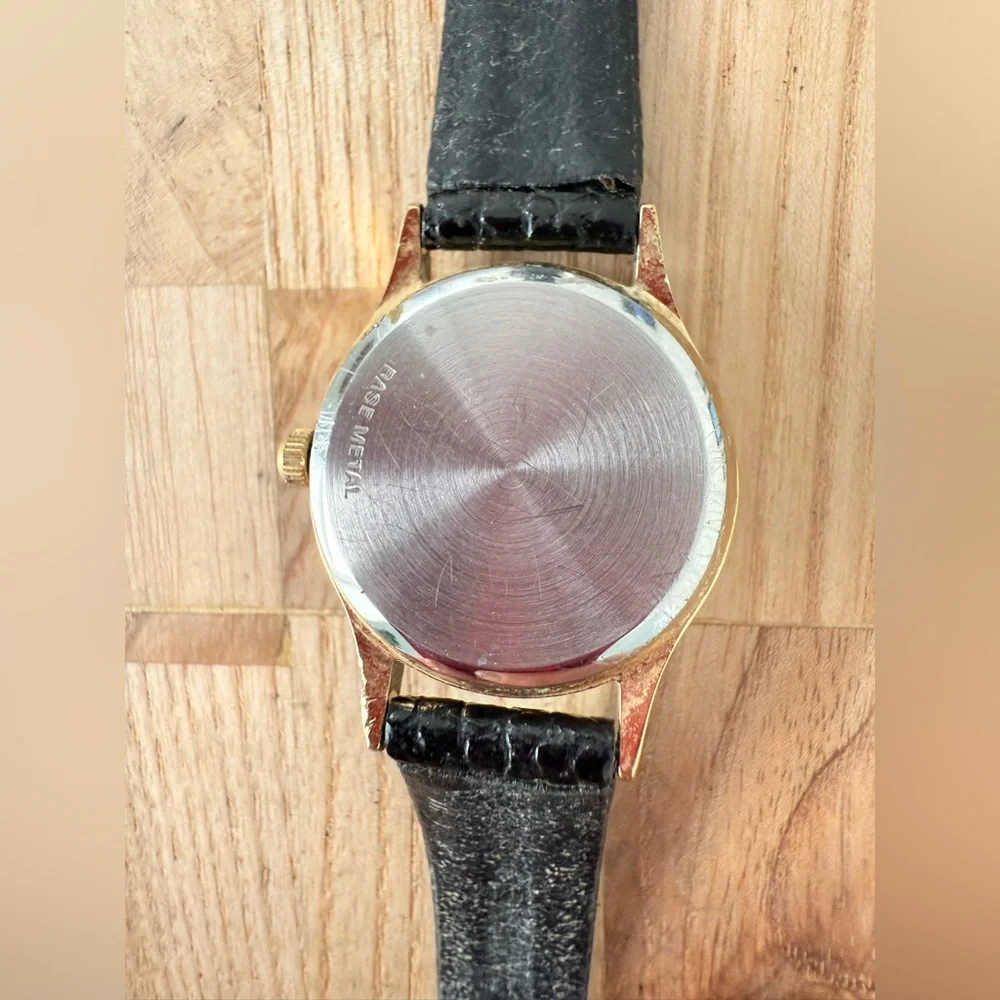 Wittnauer ladies gold tone Pegasus black leather watch NEW BATTERY